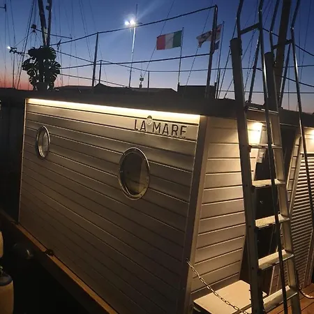 船屋 Houseboat Seabreeze *