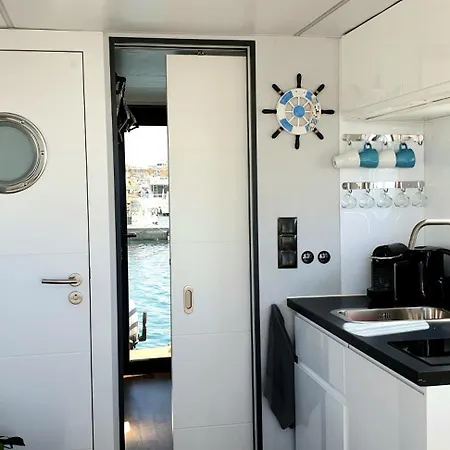 船屋 Houseboat Seabreeze